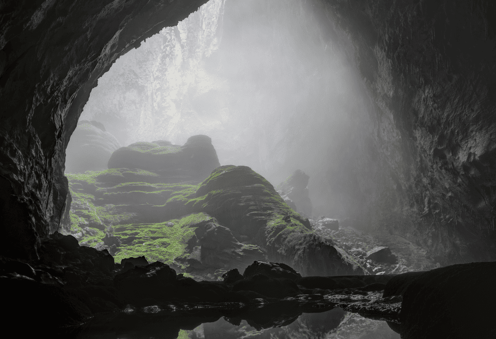 Son Doong Cave unveils a breathtaking subterranean landscape that captivates every traveler who enters its depths (Source: Canva)